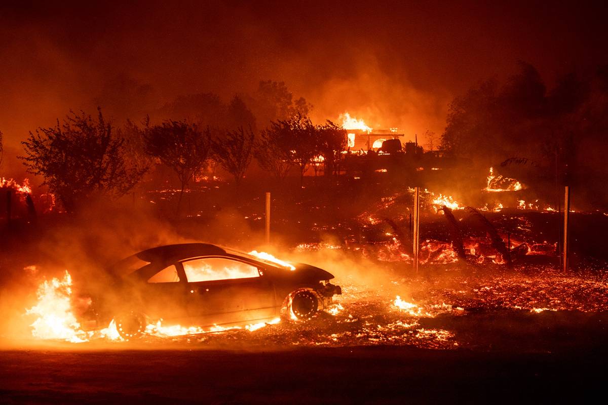 Un centenar de casas, vehículos y hasta un hospital se han quemado por el fuerte incendio. Foto: agencia AFP