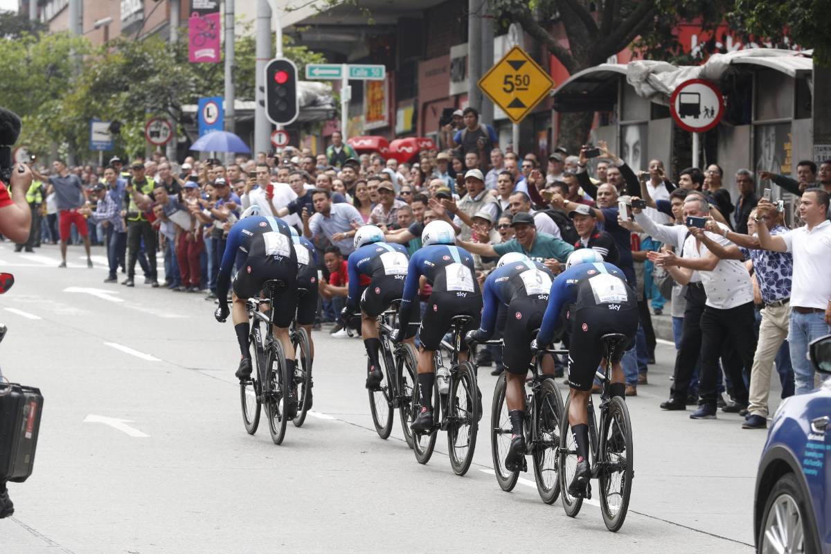 La primera etapa fue un circuito de 14 kilómetros por el centro y el sur de Medellín. Education First, el equipo de Rigoberto Urán, se impuso en la contrarreloj con un tiempo de 15 minutos y 5 segundos. FOTO MANUEL SALDARRIAGA