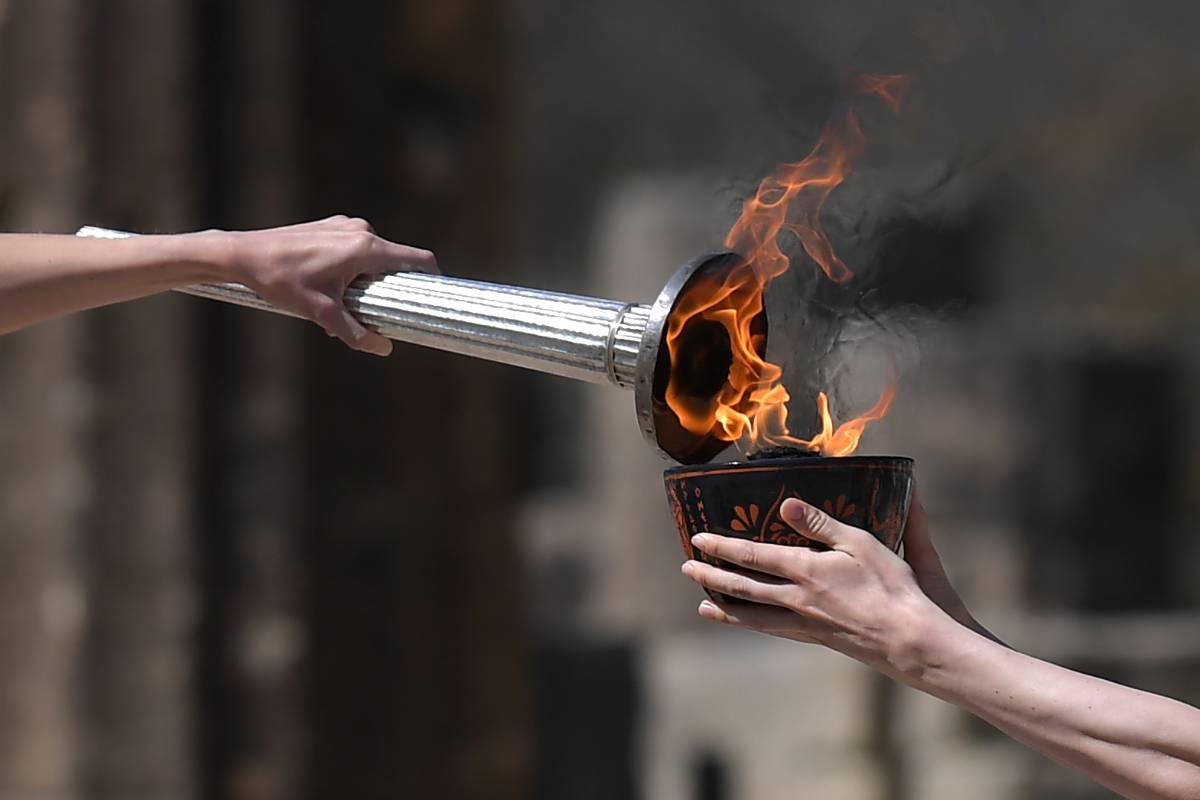 Por primera vez desde 1984, la ceremonia se desarrolló sin espectadores, con solo un centenar de invitados que hacen parte del Comité Olímpico Internacional. FOTO AFP
