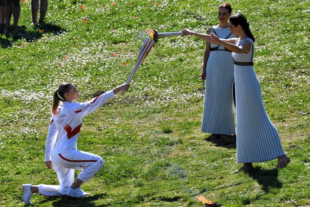 Por primera vez en la historia, una mujer inició el relevo de la llama, la griega Anna Korakaki, campeona olímpica, europea y mundial de tiro. FOTO EFE