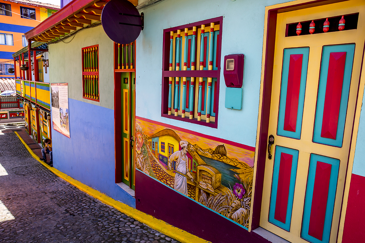 El colorido de los zócalos de las viviendas, atrae turistas por montones y son el símbolo cultural del municipio. Foto Juan Antonio Sánchez Ocampo 