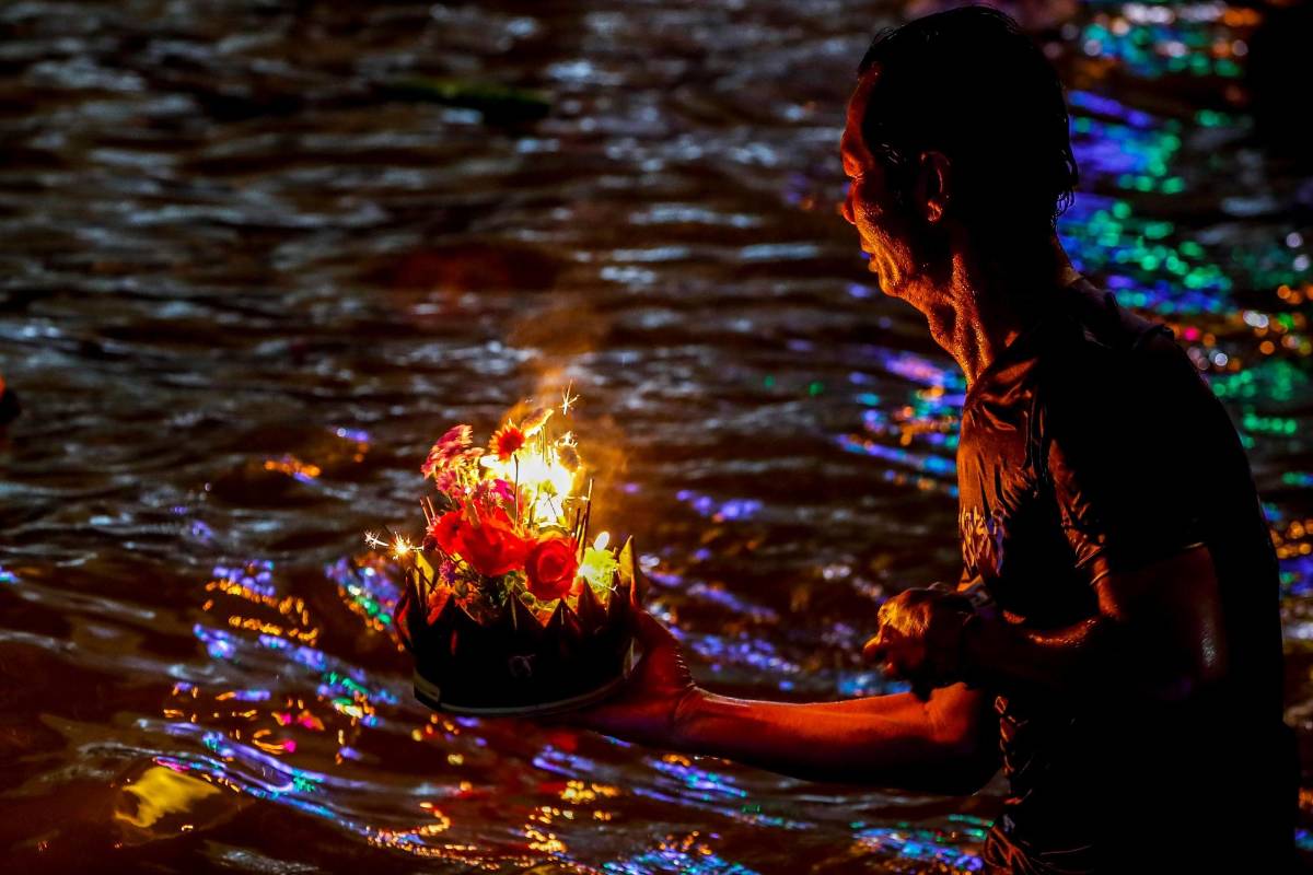 Miles de personas se reúnen cada noviembre para hacer ofrendas florales y de globos de luz bajo la tradición del budismo que se vive en Tailandia, la mayoría de los participantes empezaron siendo agricultores, pero ahora llegan muchos turistas y residentes del país por el colorido de la celebración. Foto: Mladen Antonov, Agencia AFP