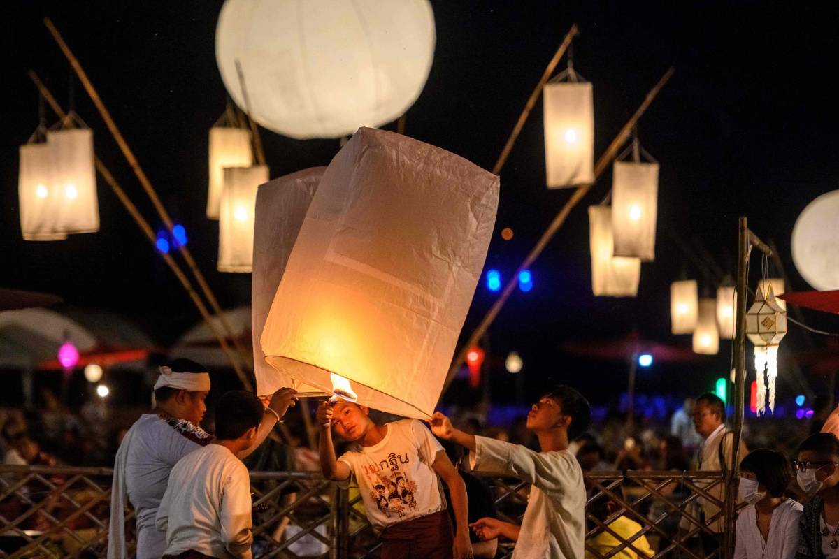 Miles de personas se reúnen cada noviembre para hacer ofrendas florales y de globos de luz bajo la tradición del budismo que se vive en Tailandia, la mayoría de los participantes empezaron siendo agricultores, pero ahora llegan muchos turistas y residentes del país por el colorido de la celebración. Foto: Mladen Antonov, Agencia AFP