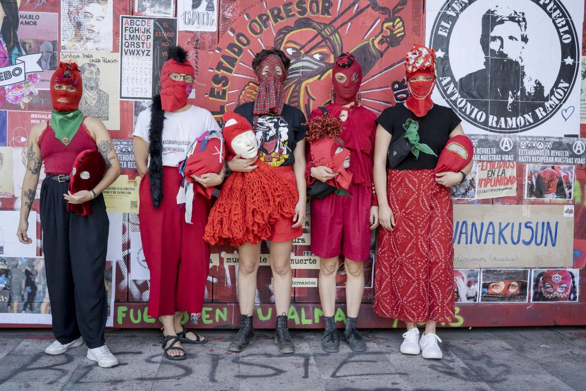 Las capuchas rojas son un colectivo feminista de Chile. Hacen un llamado a la resistencia y se manifiestan por medio del arte. Foto: Luis Bernardo Cano