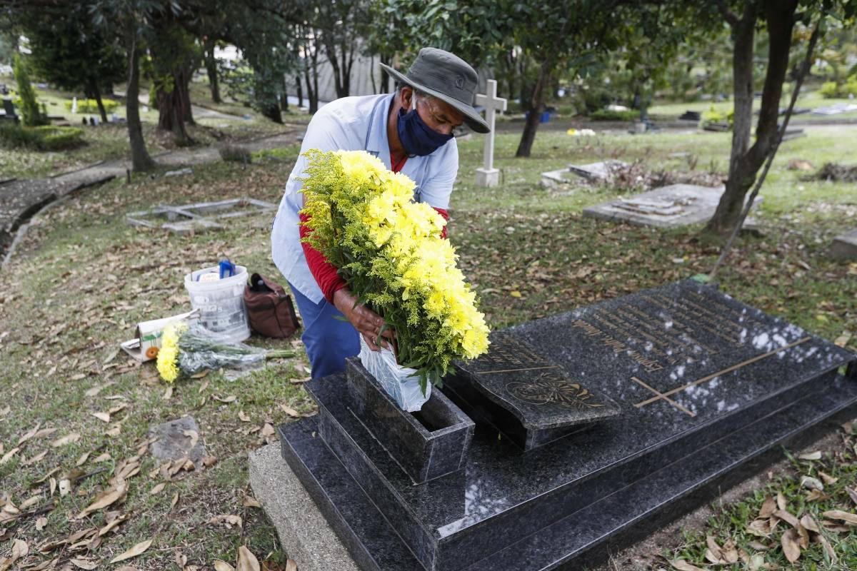 En las ceremonia y velaciones hay espacios demarcados. Los contagiados por covid - 19 no son velados si no cremados, y las cenizas se devuelven a su familia. Foto: Manuel Saldarriaga Quintero
