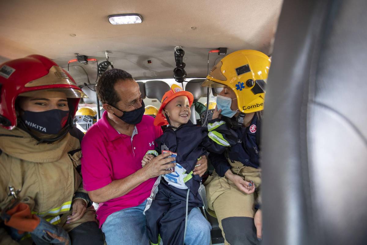 Nelson Vásquez, padre de David lo acompañó en el simulacro de los bomberos. FOTO: Edwin Bustamante.