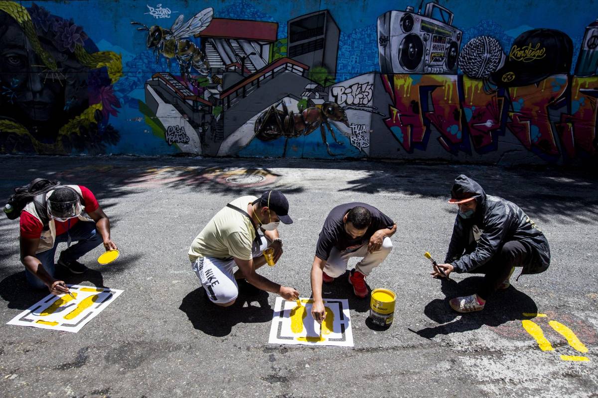 Diversos colectivos de la zona se pusieron de liderar la demarcación de los pisos y demás espacios para evitar las aglomeraciones. FOTOS: JULIO CÉSAR HERRERA