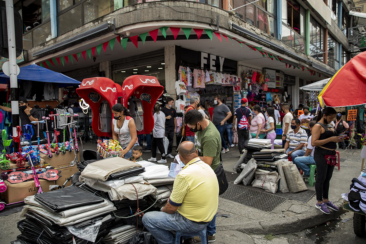 Comprar en el Centro en diciembre es tan tradicional para los paisas como comer natilla con buñuelo, pero este año es un peligro latente por los posibles contagios de coronavirus. Foto: Camilo Suárez