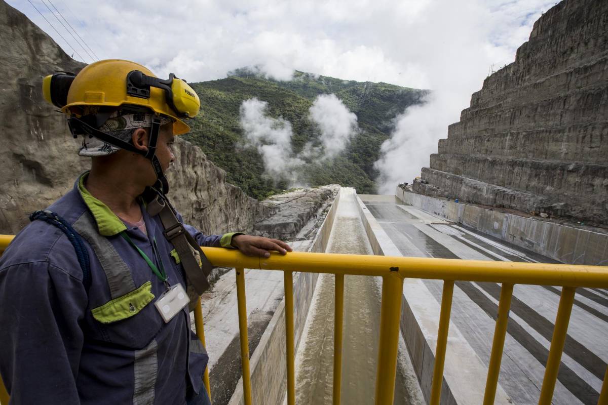 La apertura de esta compuerta le permite a EPM iniciar la recuperación de la megaobra. Foto Jaime Pérez