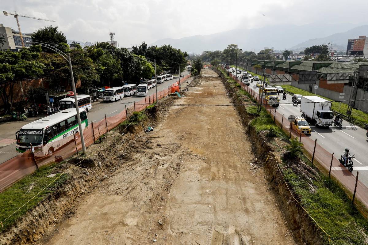El primer tramo de la Distribuidora sur, entre el sector de Ayurá y Viva Envigado estaría listo en el mes de mayo. Foto: Jaime Pérez