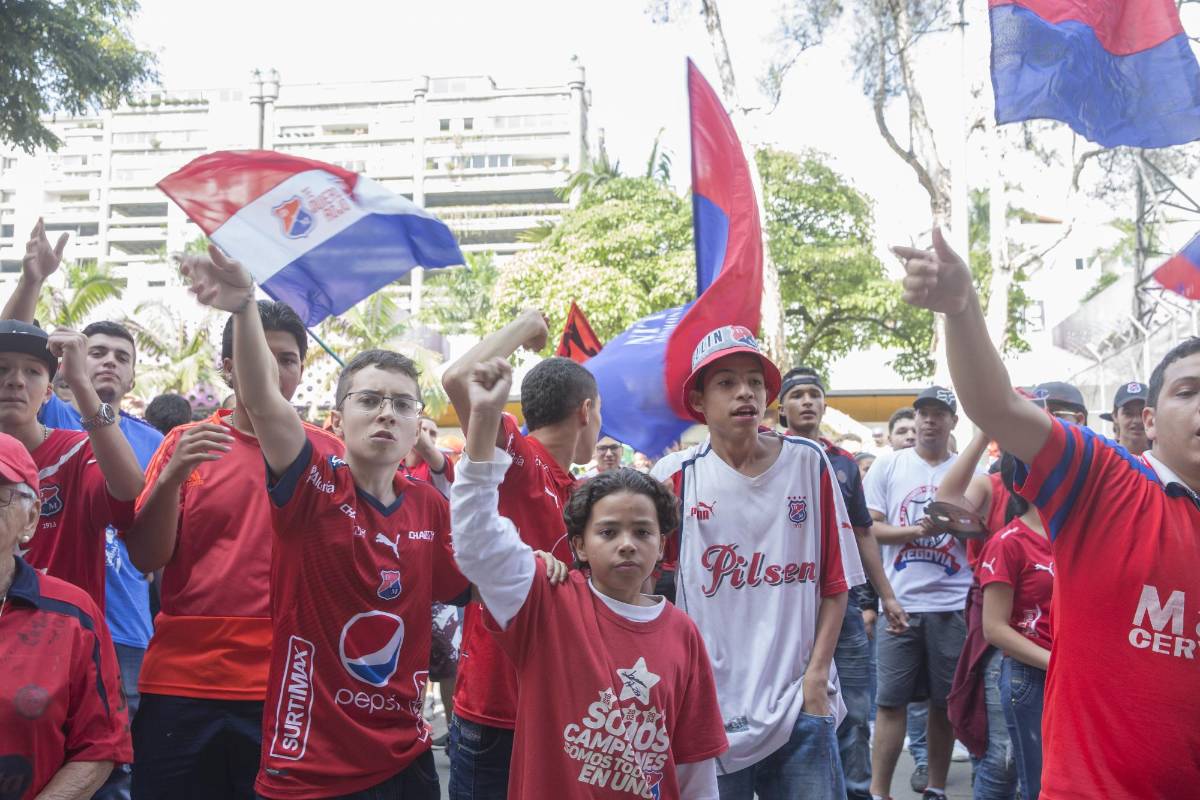 El optimismo reina entre los seguidores del Medellín que igualó 2-2 con Tolima y ahora viaja a Ibagué para definir el paso a la final. FOTO EDWIN BUSTAMANTE