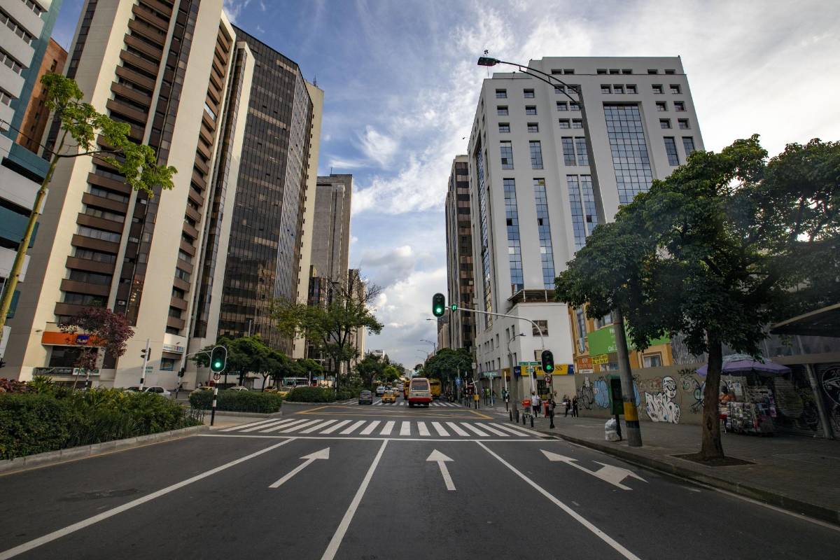 La Empresa de Desarrollo Urbano (EDU) presentó la nueva cara de esta vía, estratégica para el Centro, hecha con materiales que permiten el drenaje de aguas superficiales y la reducción del ruido. FOTO EDWIN BUSTAMANTE