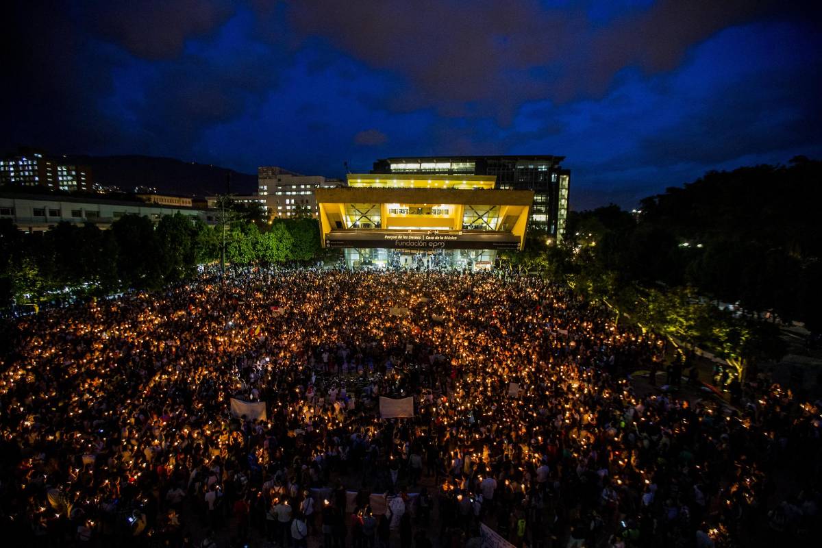 En el Parque de los Deseos se concentró una multitudinaria manifestación en rechazo a los recientes homicidios de líderes sociales en el país. FOTO JULIO CÉSAR HERRERA