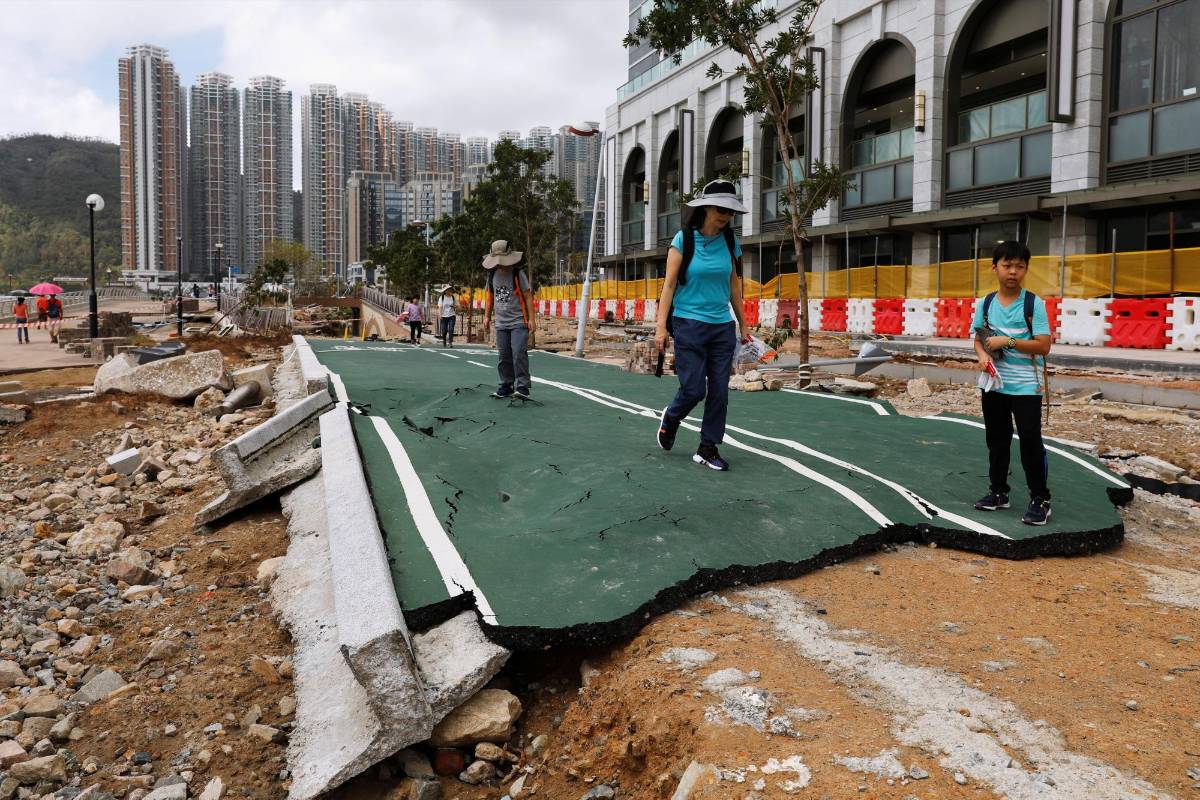 La gente camina a través de un camino dañado después de que el Súper Tifón Mangkhut golpeó a Hong Kong, China. Foto: REUTERS
