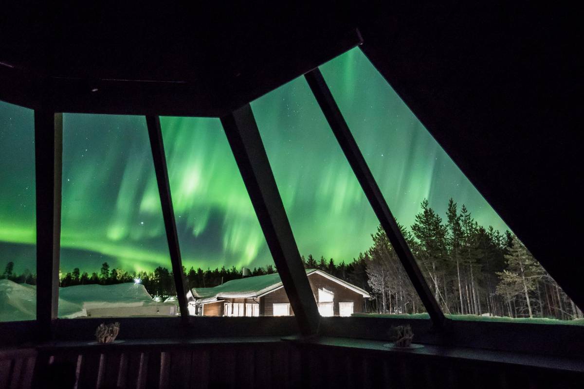 La aurora boreal se ve en el cielo sobre el hotel Arctic Snow en Rovaniemi, Finlandia. REUTERS / Alexander Kuznetsov