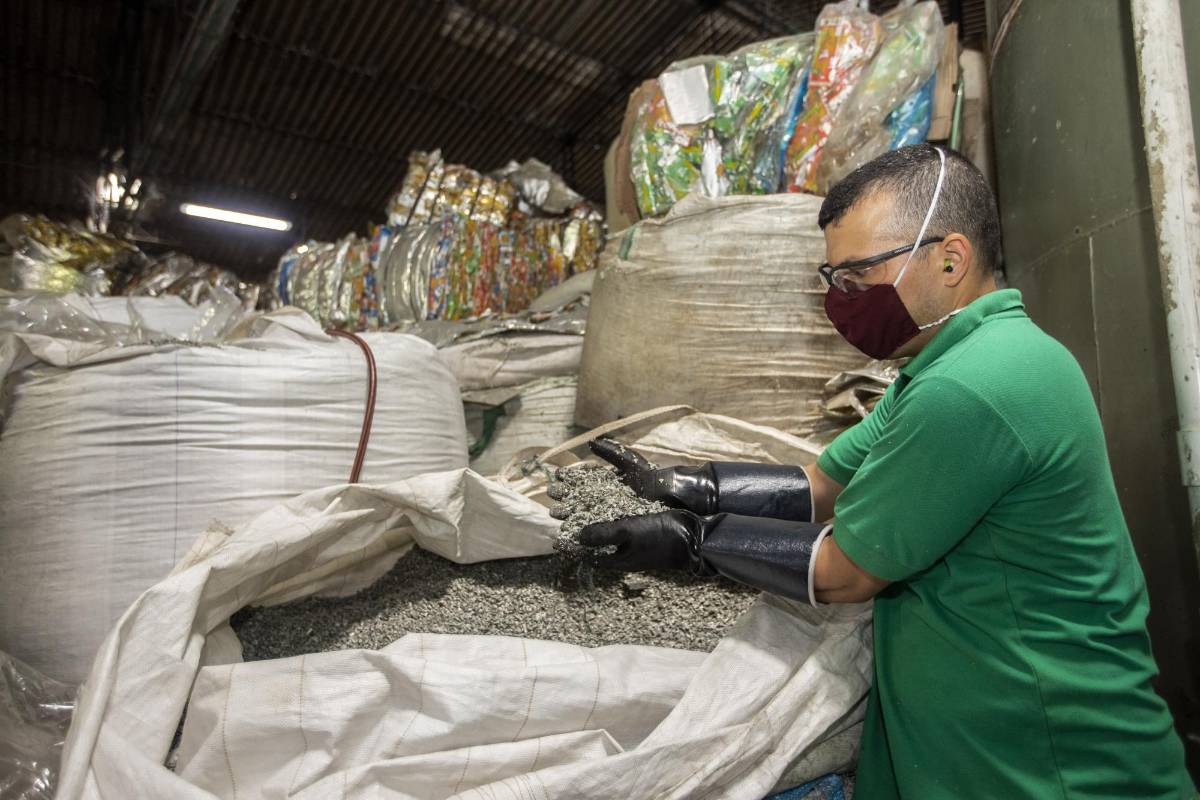 Las redes cooperativas de recicladores ayudan con la disminución de residuos en vías, aguas, parques y rellenos sanitarios. Foto. Camilo Suárez