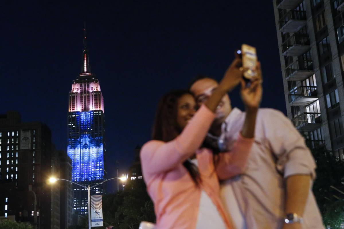 El espectáculo, que duró unas tres horas, atrajo a multitud de personas, que observaron las proyecciones desde distintos puntos de la isla de Manhattan. FOTO AP