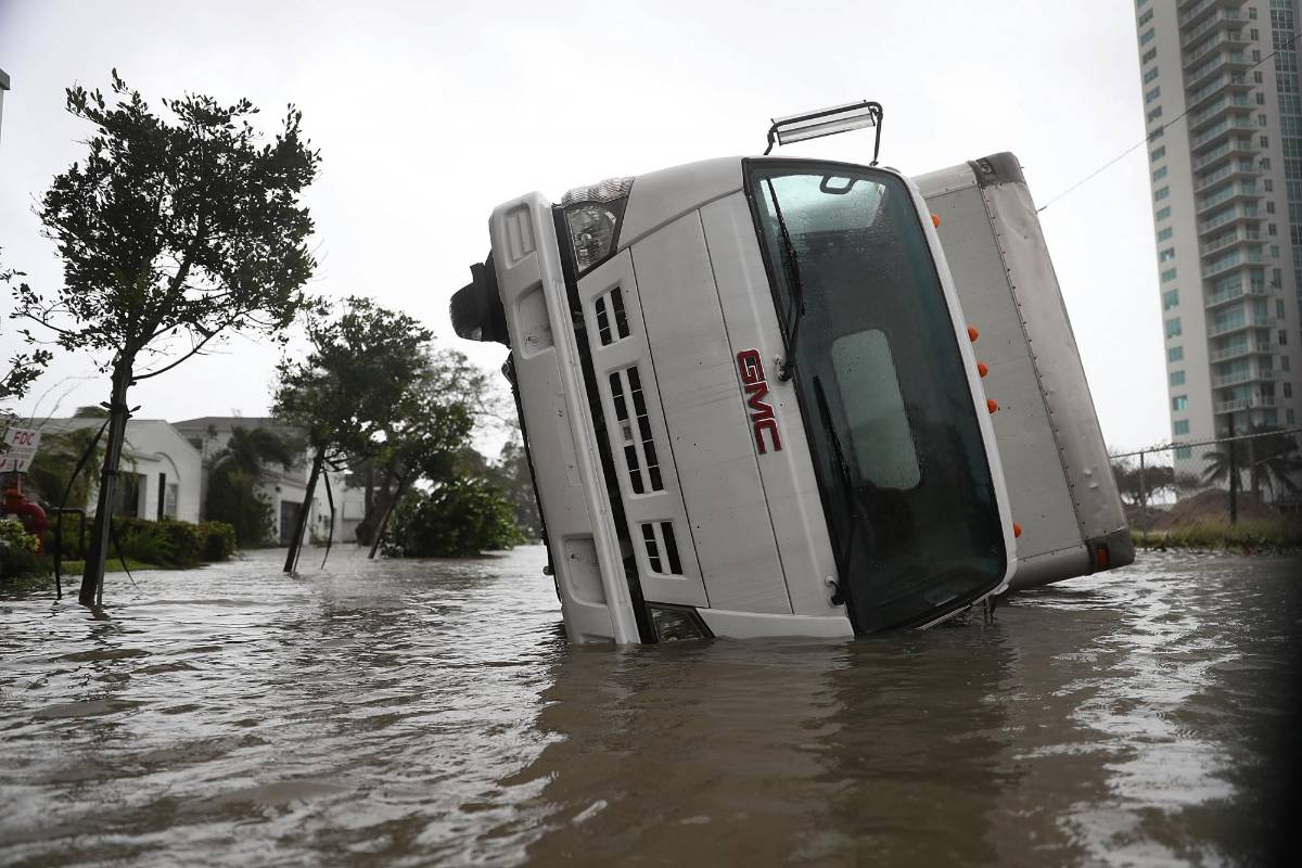 Donald Trump declaró este domingo el estado de catástrofe natural en Florida para socorrer a la península azotada por el gigantesco huracán Irma. FOTO AFP