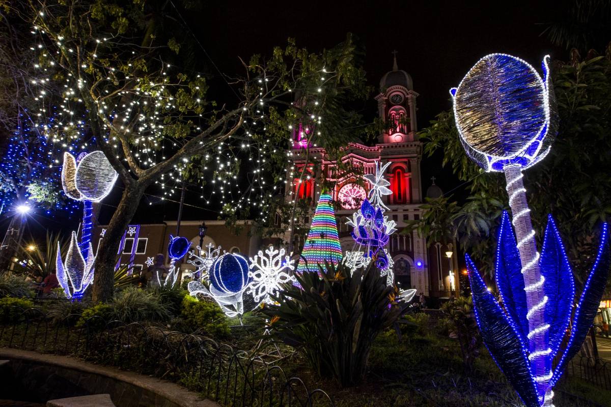 El parque principal y sus árboles recibieron la mayor cantidad de luces del segundo municipio con más población del Valle de Aburrá. Foto: Jaime Pérez