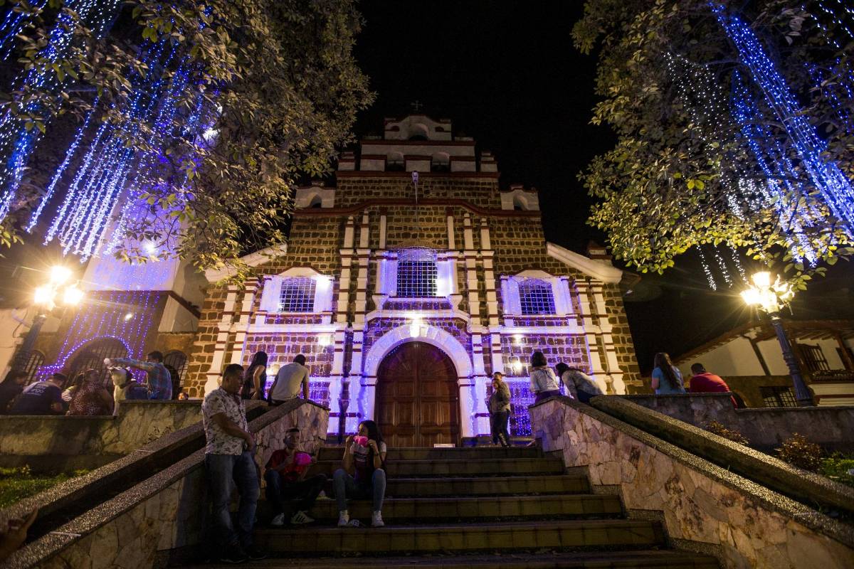 En el atrio de la iglesia central cuelgan instalaciones simulando chorros de luz. Foto: Santiago Mesa.