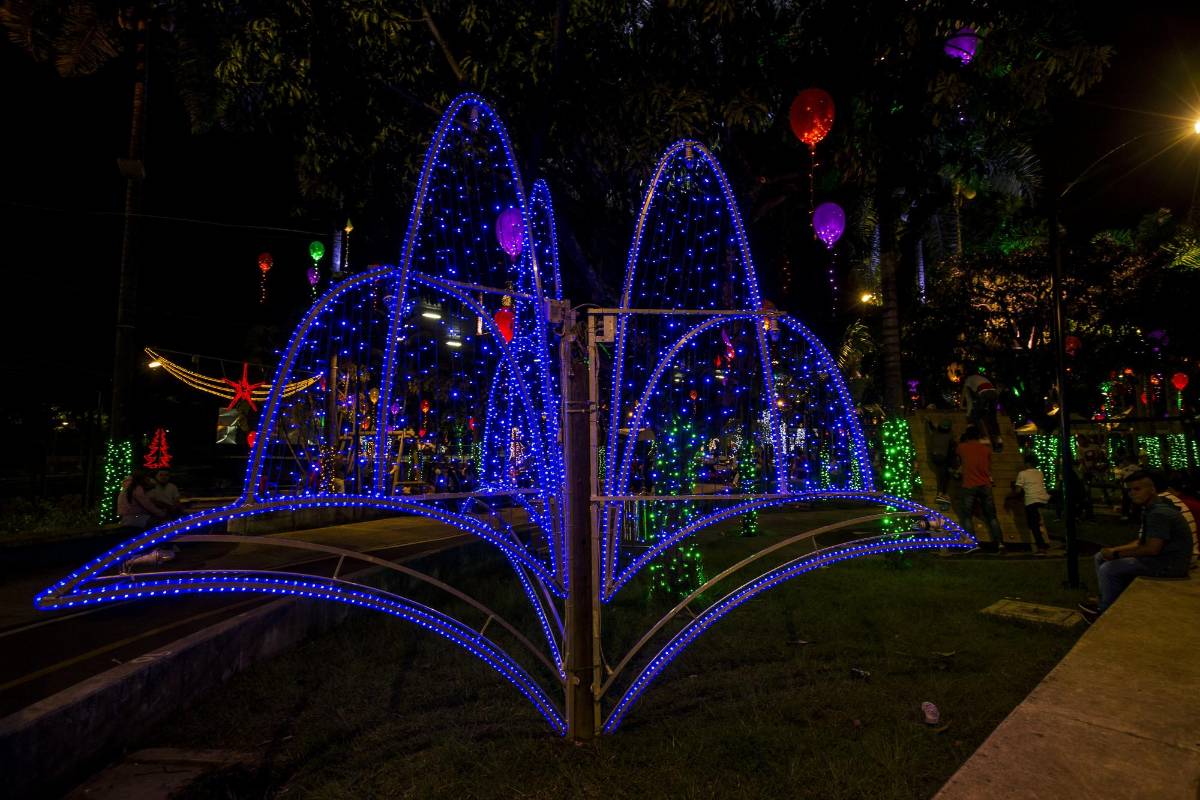 Los arcos en los diferentes parques y algunas avenidas de Itagüí son el motivo principal del alumbrado navideño de 2018, un diseño que permite a los visitantes disfrutar más de cerca y llevarse buenas fotos como recuerdo. Foto: Jaime Pérez.