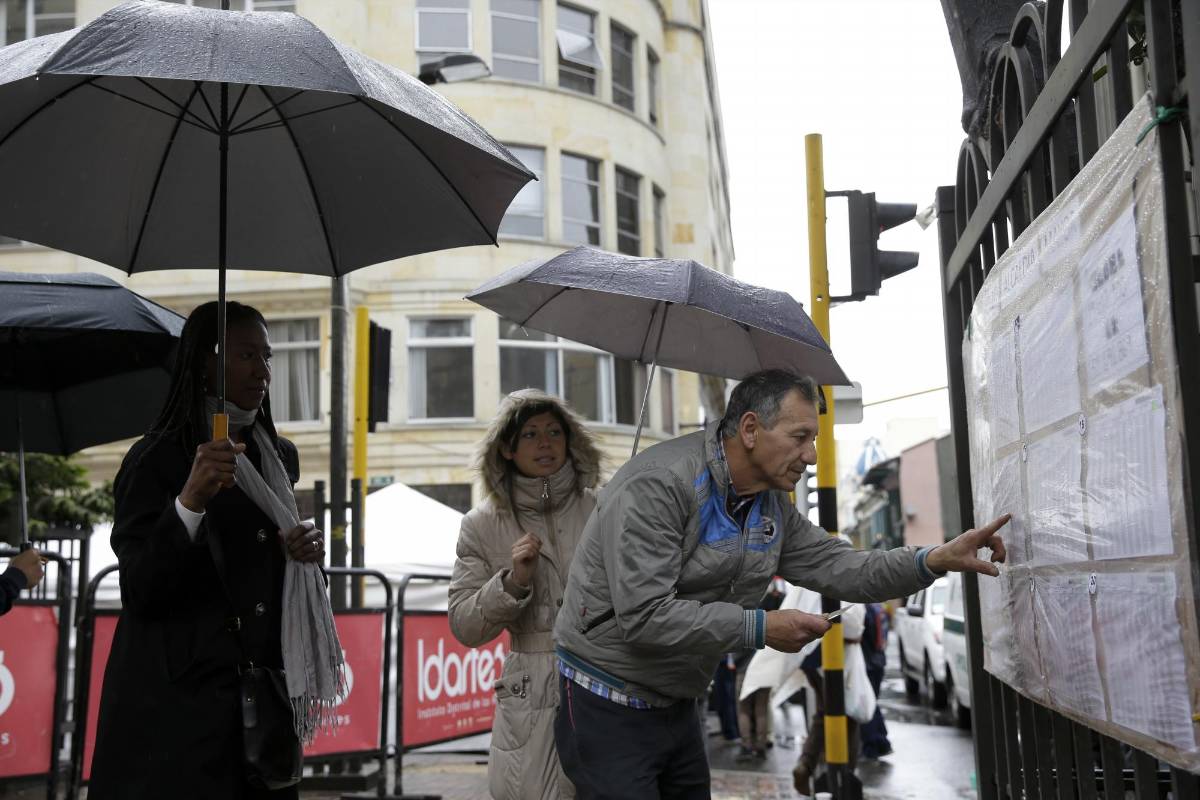 Lluvias e inundaciones y una inédita normalidad en materia de orden público marcaron la primera mitad de la jornada en la que 34.899.945 colombianos fueron llamados a las urnas para refrendar en un plebiscito el acuerdo firmado por el Gobierno y las Farc para terminar con 52 años de conflicto armado. FOTO REUTERS