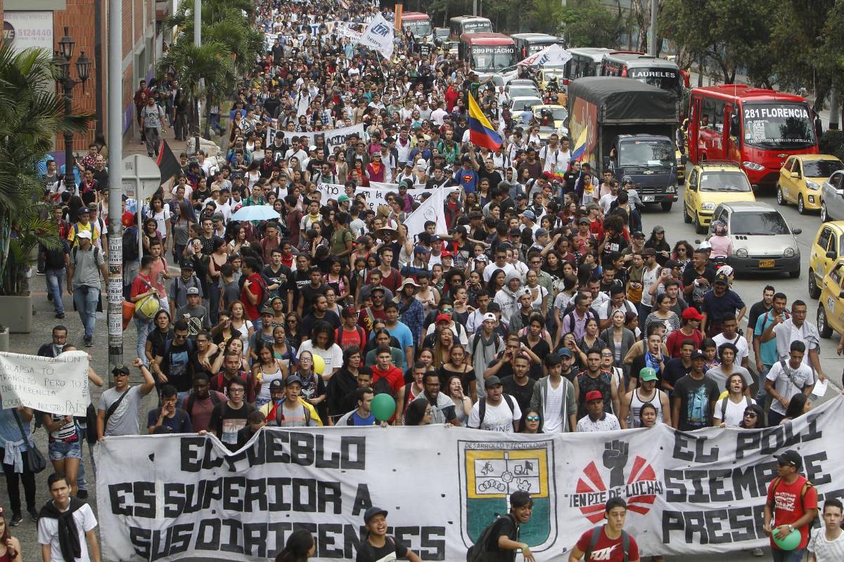 En la capital de la República se cumplen cuatro manifestaciones que partieron desde las principales universidades de la ciudad y desde la Federación Colombiana de Trabajadores de la Educación en compañía de las centrales obreras. Foto:EFE