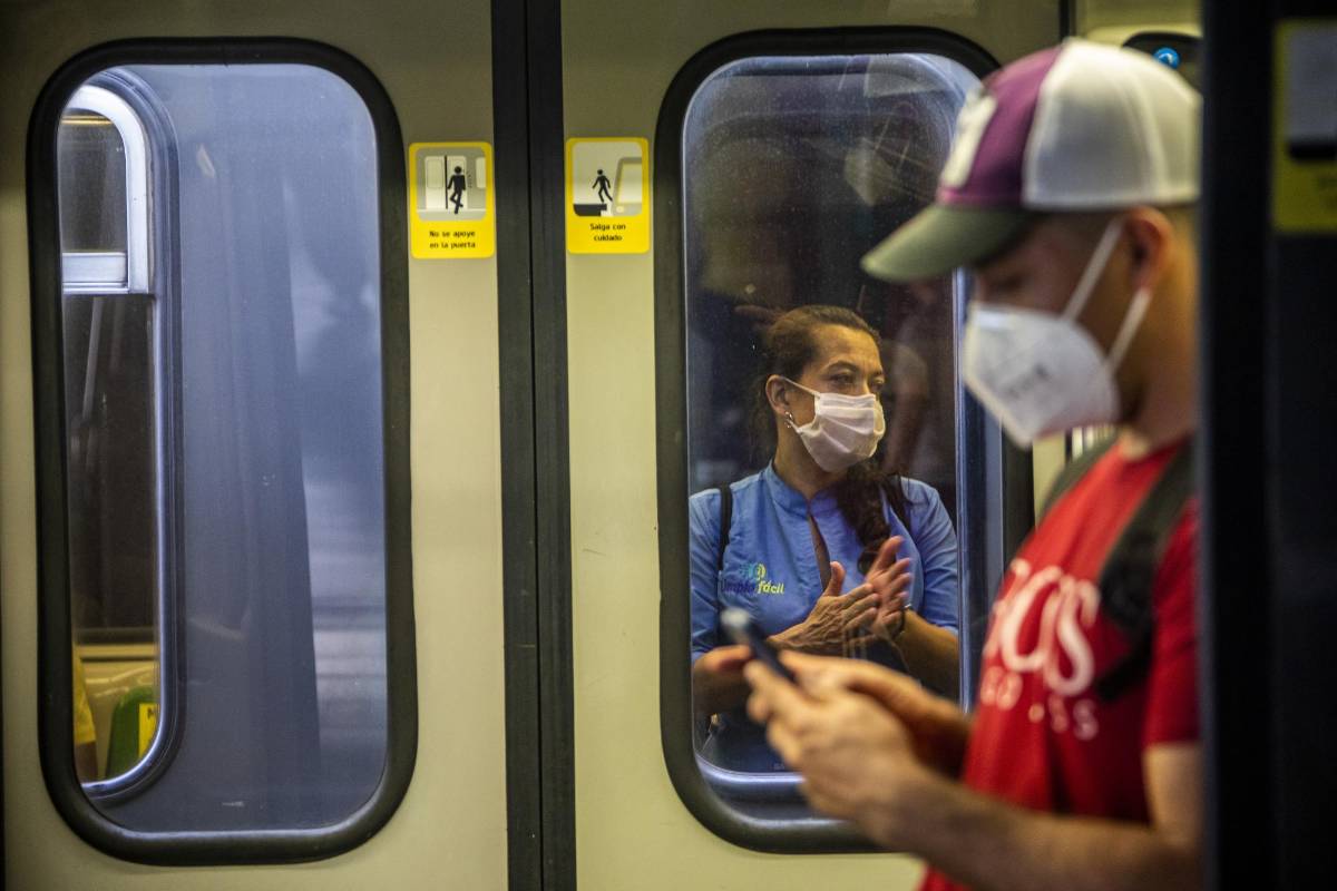 Cientos de personas se cruzan a diario en los vagones del Metro. Foto: Carlos Velásquez