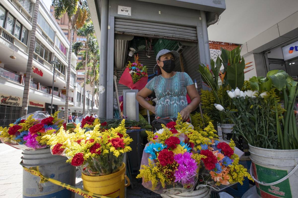 Regalar flores es una tradición que demuestra el amor por las madres y es símbolo de embellecer los sentimientos. Foto: Edwin Bustamante..