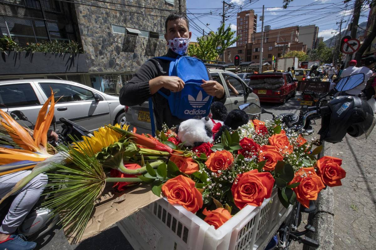 Regalar flores es una tradición que demuestra el amor por las madres y es símbolo de embellecer los sentimientos. Foto: Edwin Bustamante.