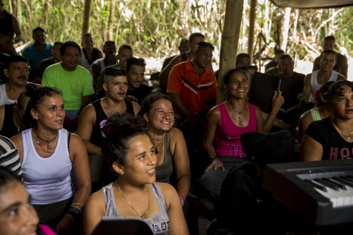 El Himno a la Alegría de Ludwig van Beethoven y Colombia Tierra Querida de Lucho Bermúdez son las dos obras que prepararon para cantarlas durante la décima conferencia de las Farc en los Llanos del Yarí. Foto: Esteban Vanegas