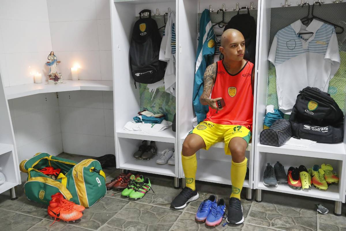 En el camerino fue ubicado junto a los jugadores Roger Lemus y Daniel Osorio. Foto. Manuel Saldarriaga