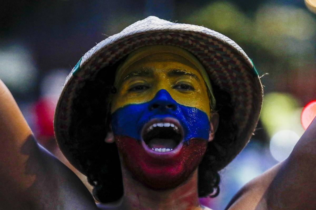 Cánticos en rechazo al gobierno Nacional y al accionar del Esmad se entonaron en los marchantes en el recorrido por el centro de Medellín. Foto: Jaime Pérez