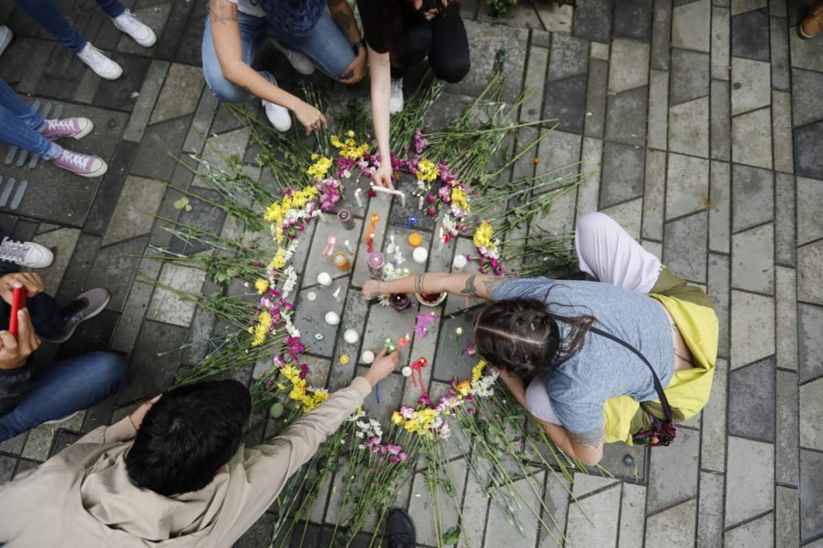 Varias personas rindieron un homenaje a la memoria de Daniela Quiñones y se manifestaron ante el caso de Luz Leidy Vanegas, quien ajusta seis meses desaparecida. FOTO CAMILO SUÁREZ