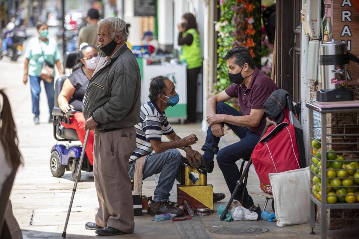 El trabajo en las calles de La Ceja vuelve lentamente a la normalidad. FOTO CARLOS VELÁSQUEZ