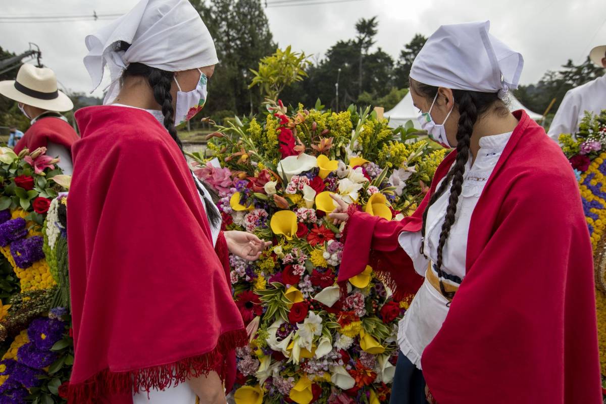 Silleteros, jurados y pocos invitados cumplieron con los protocolos de bioseguridad para evitar el contagio por el coronavirus. FOTO EDWIN BUSTAMANTE