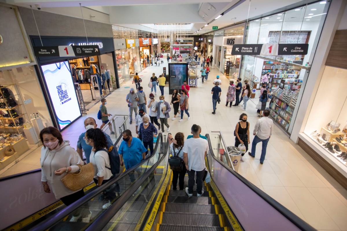 Tanto comerciantes como compradores registraron en la tercera jornada sin IVA un comportamiento extraordinario por encima de las expectativas que se tenia. Los comerciantes ofertaron descuentos adicionales de entre un 25 % y un 50 %. Foto: Edwin Bustamante.