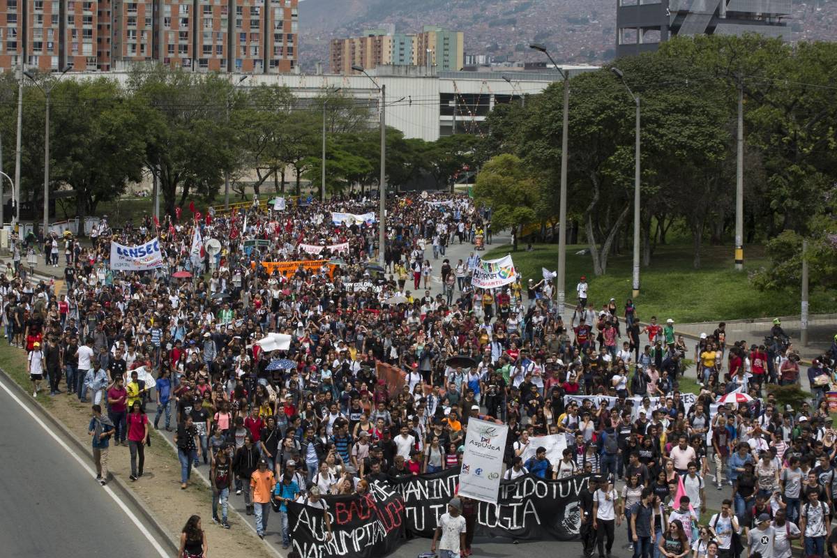 De los campus universitarios ubicados en Robledo, como el Colegio Mayor de Antioquia, el ITM y el Pascual Bravo, también salió parte de los marchantes. FOTO EDWIN BUSTAMANTE