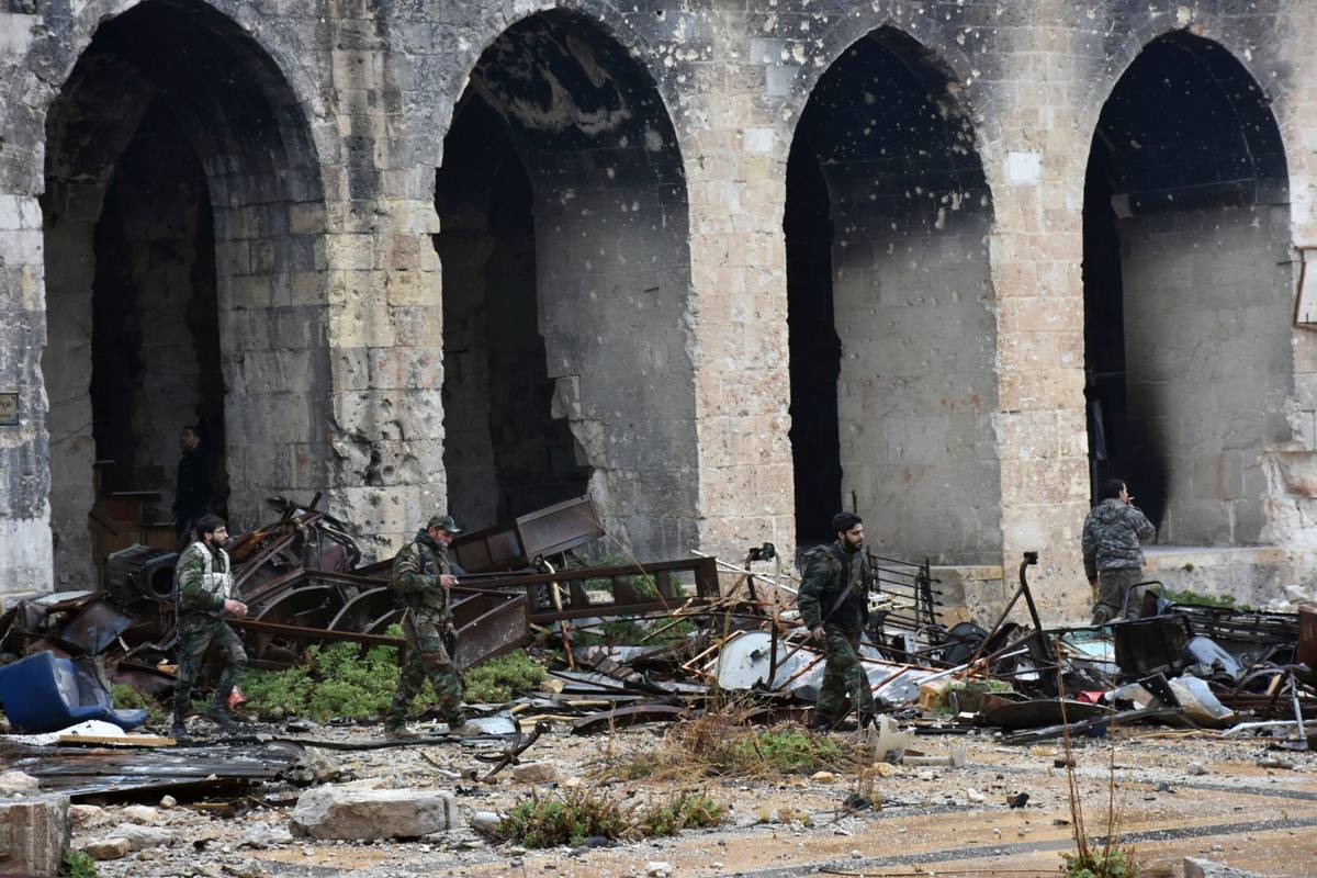 Al mismo tiempo que se desarrollaba la evacuación en Alepo, un convoy de 29 ambulancias se dirigieron a los pueblos de mayoría chií de Fua y Kefraya, en la vecina provincia de Idleb, que están rodeados por el Frente de la Conquista del Levante (antigua filial siria de Al Qaeda) y otros grupos, según informó la cadena siria. FOTO AP