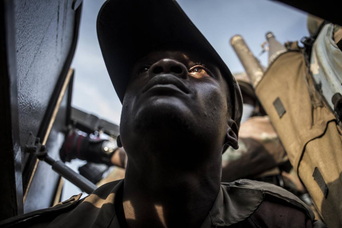 Un soldado de las Fuerzas Armadas de la República Democrática del Congo (FARDC) es visto en patrulla para detener los ataques de los rebeldes de las Fuerzas Democráticas Aliadas (ADF) el 6 de octubre de 2018 en las afueras de Oicha. Foto AFP