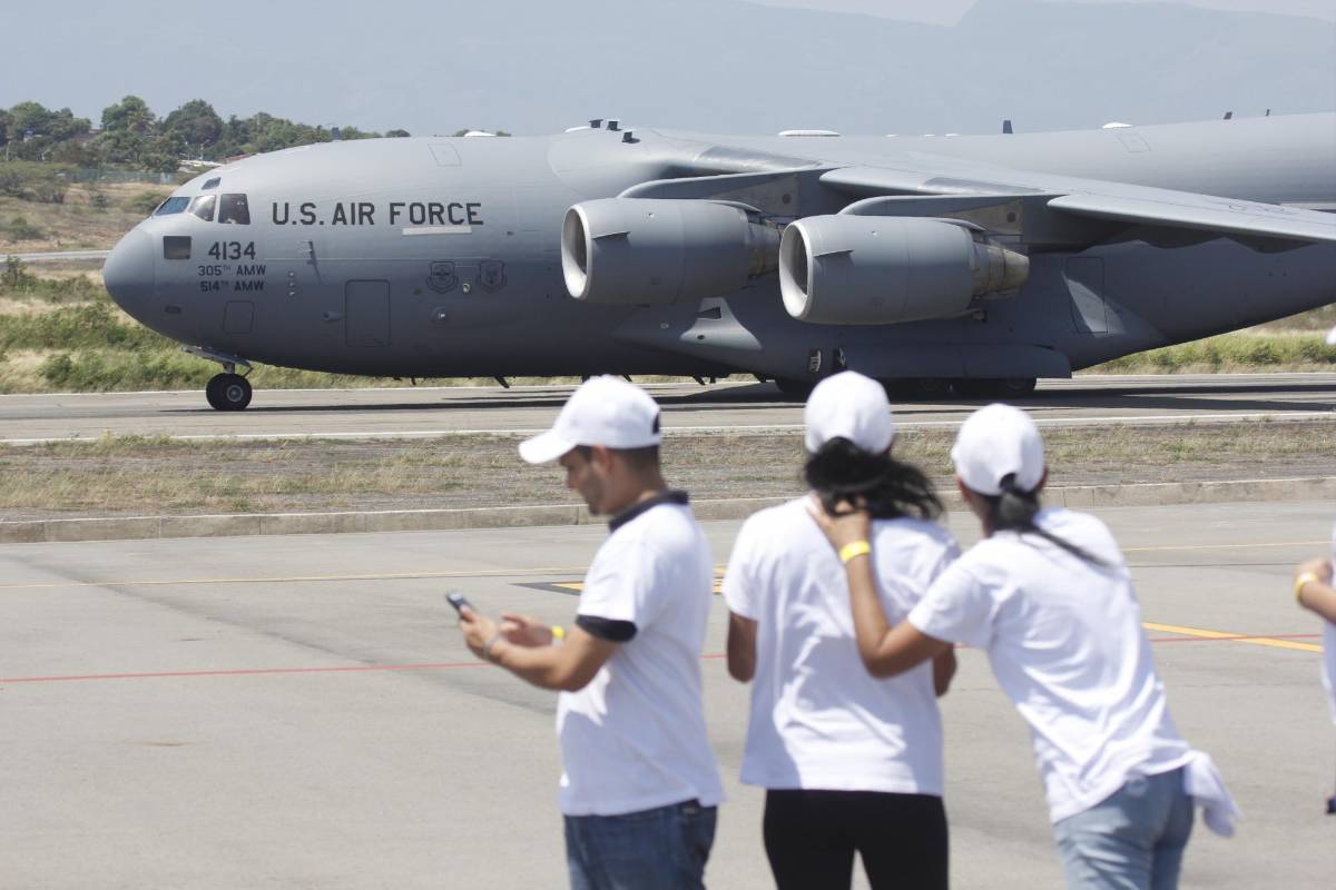 El primero de los aviones de la Fuerza Aérea de Estados Unidos llegó este sábado al mediodía a Cúcuta procedente de una base en el estado de Florida. FOTO Mario Franco