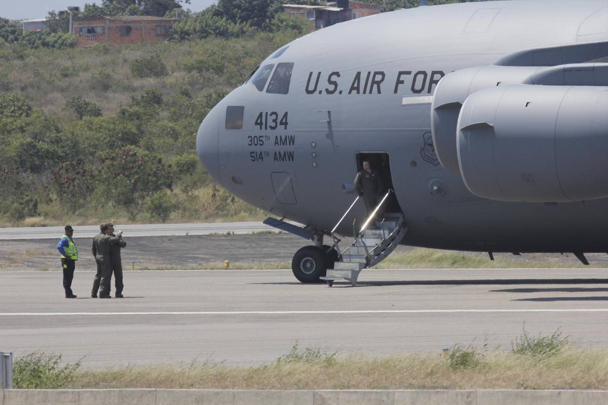 El primero de los aviones de la Fuerza Aérea de Estados Unidos llegó este sábado al mediodía a Cúcuta procedente de una base en el estado de Florida. FOTO Mario Franco