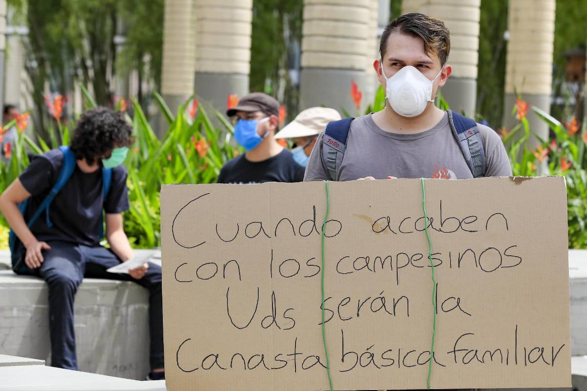 La marcha tenía variados motivos entre los que están el llamado a retomar el paro nacional; el asesinato de líderes y excombatientes de las Farc tras los acuerdos de paz. FOTO JAIME PÉREZ