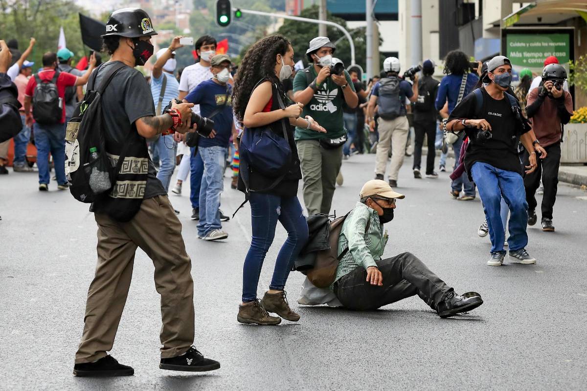 Por otro lado, la Fundación para la Libertad de Prensa (FLIP) denunció la supuesta detención de 5 reporteros gráficos. FOTO JAIME PÉREZ