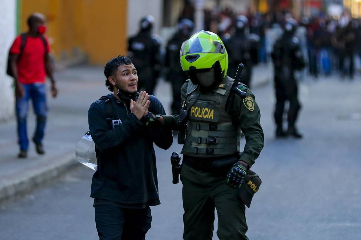 Manifestantes en Medellín marcharon por las calles para rechazar los abusos de la Fuerza Pública. Hubo enfrentamientos y actos vandálicos. FOTO: Jaime Pérez