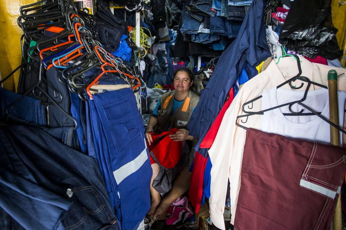 Marleny Sánchez, de 54 años vende prendas desde 1.000 pesos hasta 15.000. Foto: Julio César Herrera