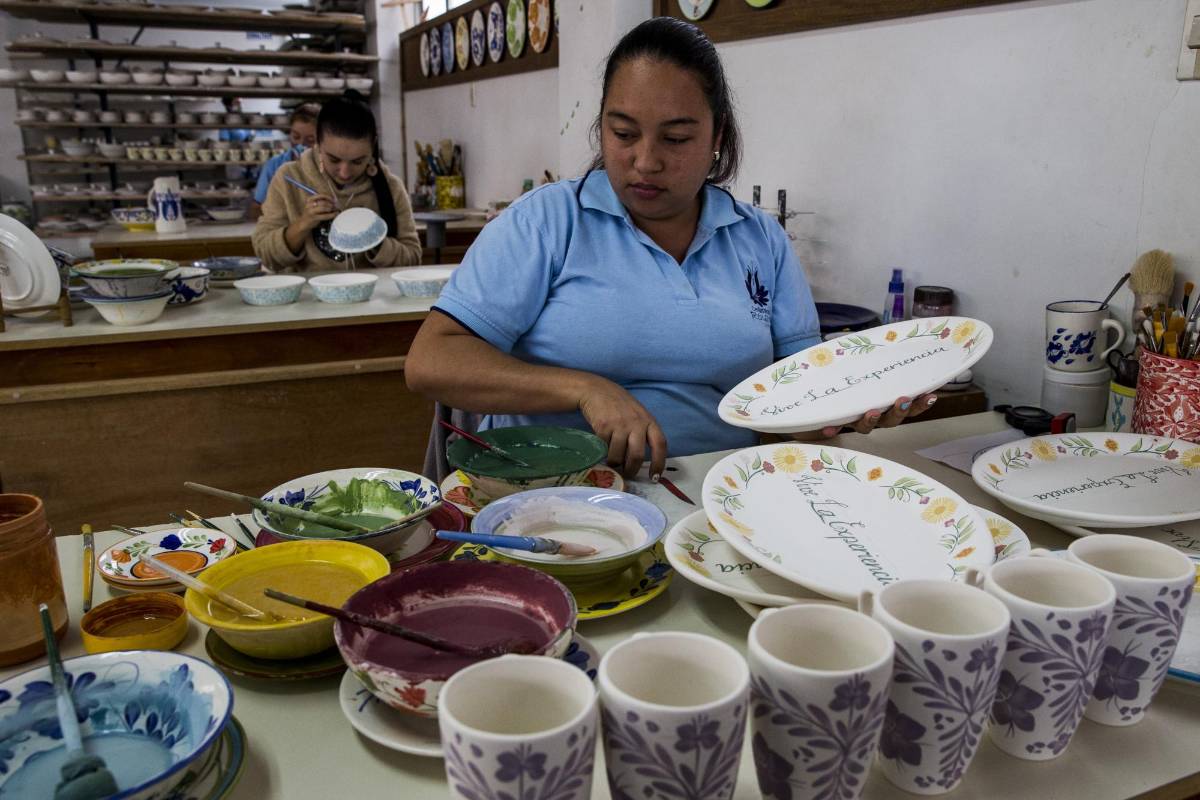 Las mujeres vieron la oportunidad y se sumaron como pintoras y artesanas, y así lograron gran parte de su independencia social. FOTO JULIO CÉSAR HERRERA