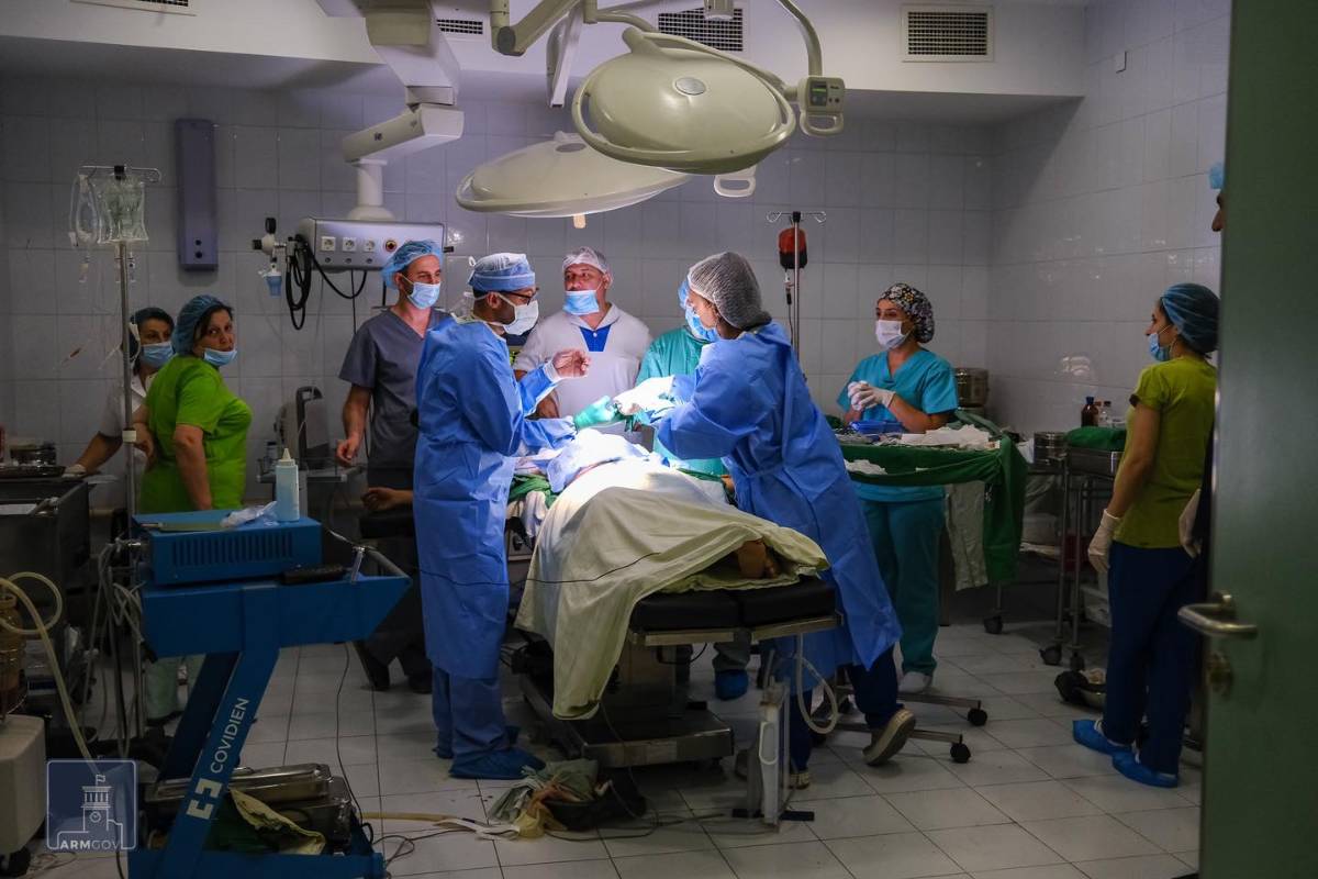 Los civiles recurren a los sótanos como refugios para protegerse de los violentos enfrentamientos que dejan indefensas a personas de todas las edades. Foto: AFP