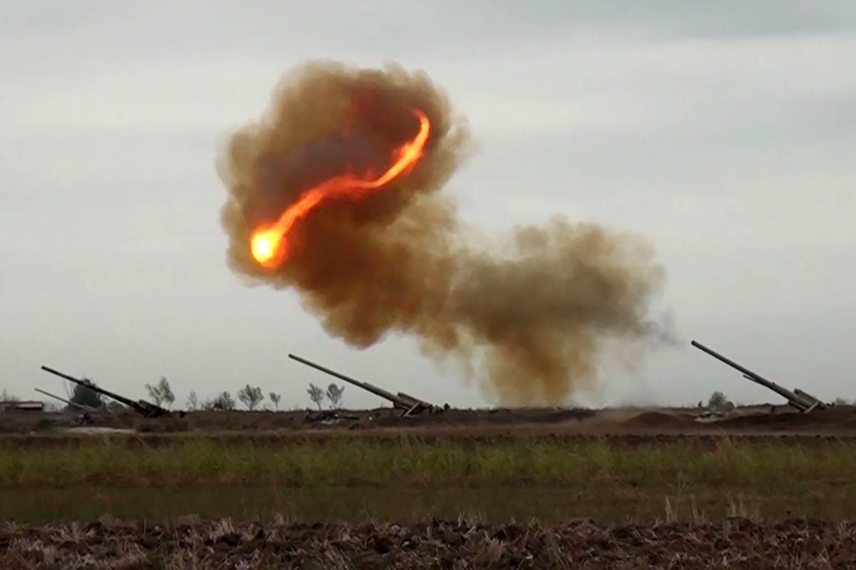 Una captura de imagen tomada de un video disponible en el sitio web oficial del Ministerio de Defensa de Azerbaiyán el 28 de septiembre de 2020, supuestamente muestra un ataque de artillería azerí hacia las posiciones de los separatistas armenios. Foto: AFP