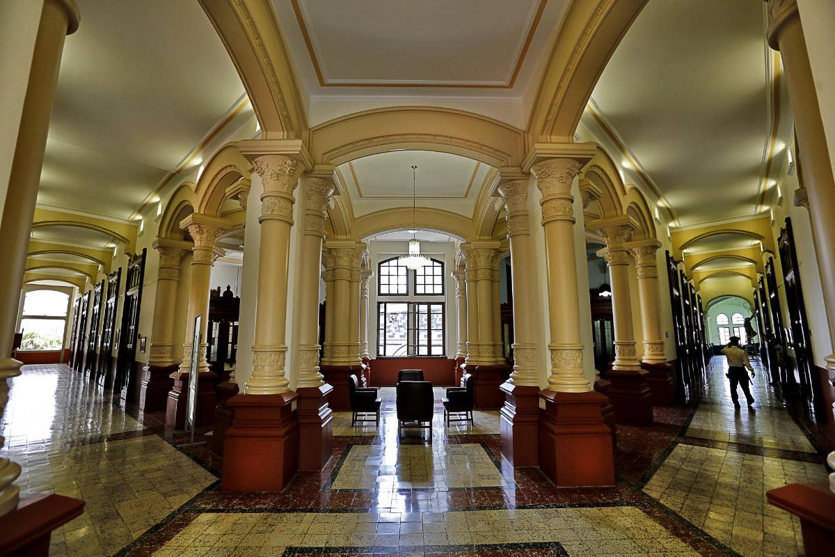 El Palacio de la Cultura Rafael Uribe Uribe es Bien de Interés Cultural de la Nación por su valor arquitectónico. Fue diseñado por el belga Agustín Goovaerts. Además de albergar la sede de la Dirección de Cultura y Patrimonio de Antioquia, allí está el Archivo Histórico de Antioquia, la Fonoteca Hernán Restrepo Duque, La Biblioteca Carlos Castro Saavedra. También tiene sala de exposiciones. Está situado junto al Parque de Berrío: Cl 52 con Cra. 51. Foto Henry Agudelo 